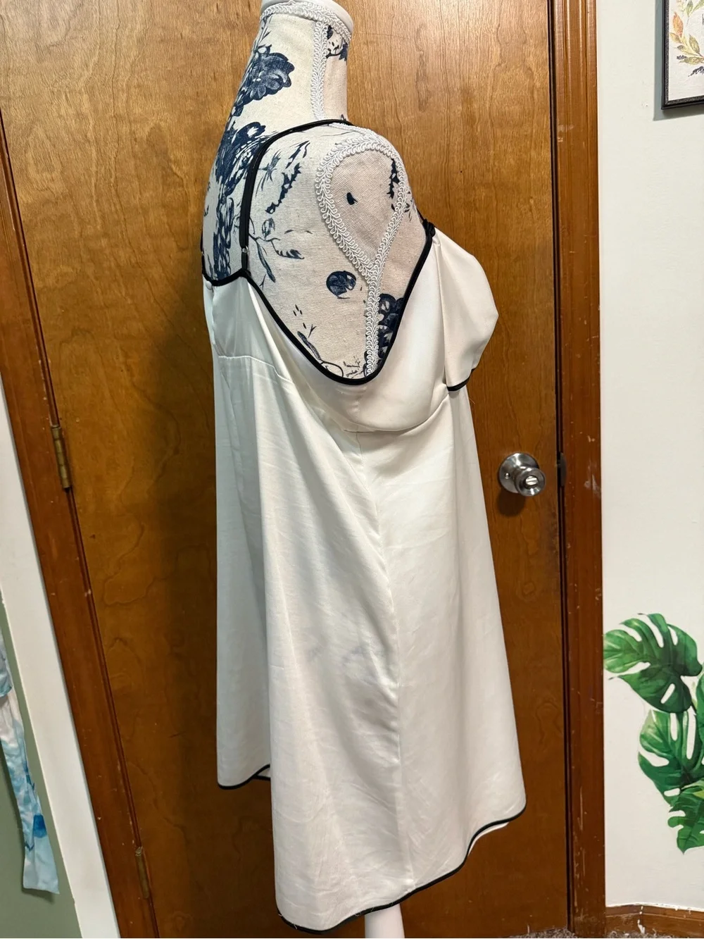 Kate Spade 2piece set- Mrs. bridal nightgown/robe -white with black piping (xl)